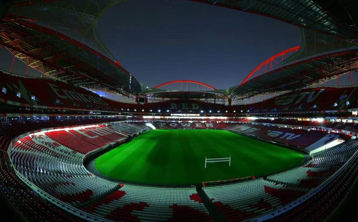 开云官网-北京一球迷比赛中冲入球场拥抱梅西